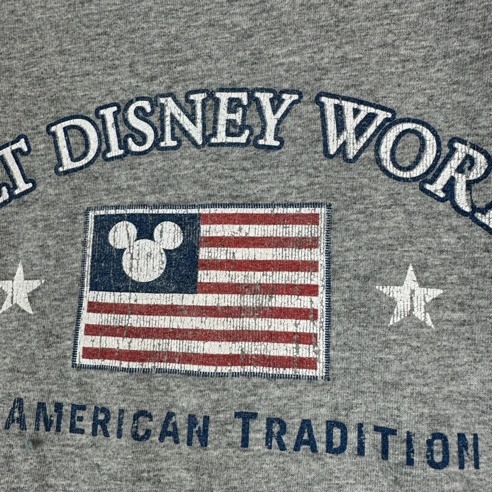 Vintage Men's Walt Disney World An American Tradition T-Shirt Grey‎ Size Large